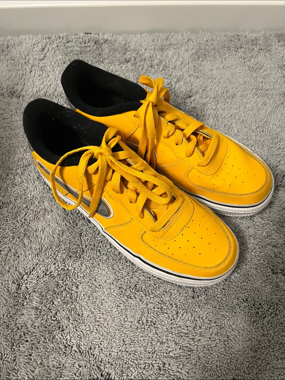 Nike Kids Yellow and Black Low-Top Sneakers